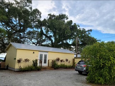 Beautiful Waterfront Cottage for a Peaceful Romantic Escape in Micco, Florida - Micco, Florida - glamping.directory