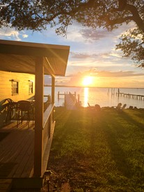 Beautiful Waterfront Cottage for a Peaceful Romantic Escape in Micco, Florida - Micco, Florida - glamping.directory