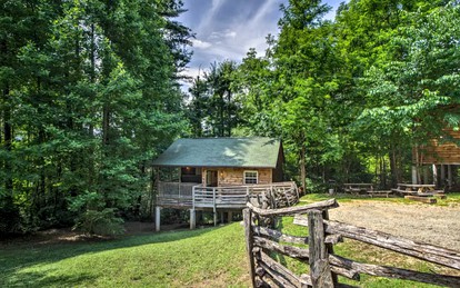 Rustic Log Cabin with a Hot Tub near the Nantahala River in Bryson City, North Carolina - Bryson City, North Carolina - glamping.directory