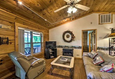 Rustic Log Cabin with a Hot Tub near the Nantahala River in Bryson City, North Carolina - Bryson City, North Carolina - glamping.directory
