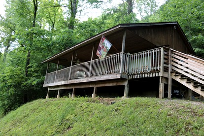 Rustic Log Cabin with a Hot Tub near the Nantahala River in Bryson City, North Carolina - Bryson City, North Carolina - glamping.directory