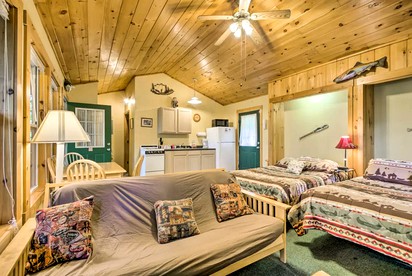 Rustic Log Cabin with a Hot Tub near the Nantahala River in Bryson City, North Carolina - Bryson City, North Carolina - glamping.directory