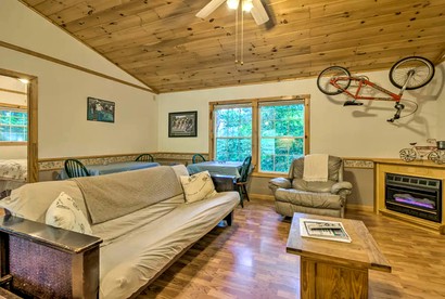 Rustic Log Cabin with a Hot Tub near the Nantahala River in Bryson City, North Carolina - Bryson City, North Carolina - glamping.directory