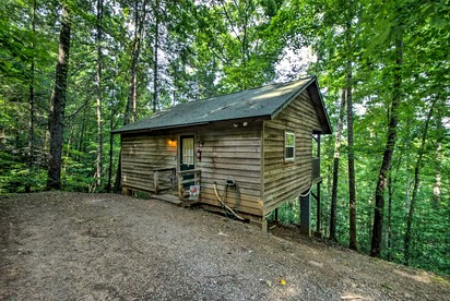 Rustic Log Cabin with a Hot Tub near the Nantahala River in Bryson City, North Carolina - Bryson City, North Carolina - glamping.directory