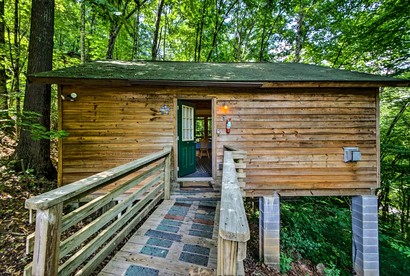 Rustic Log Cabin with a Hot Tub near the Nantahala River in Bryson City, North Carolina - Bryson City, North Carolina - glamping.directory