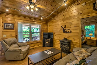 Rustic Log Cabin with a Hot Tub near the Nantahala River in Bryson City, North Carolina - Bryson City, North Carolina - glamping.directory