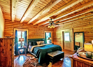 Fantastic Cabin Rental with Outdoor Living Space Ideal for a Lake Conroe Getaway - Willis, Texas - glamping.directory