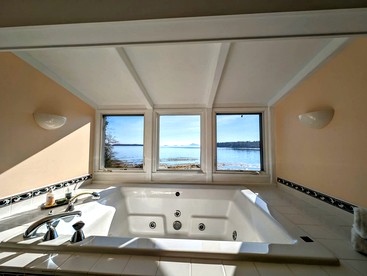 Charming Waterfront Sea Cottage with Private Beach near Bar Harbor, Hancock Maine - Hancock, Maine - glamping.directory