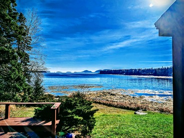 Charming Waterfront Sea Cottage with Private Beach near Bar Harbor, Hancock Maine - Hancock, Maine - glamping.directory
