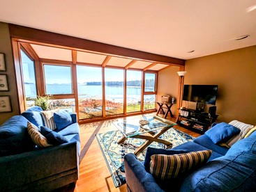 Charming Waterfront Sea Cottage with Private Beach near Bar Harbor, Hancock Maine - Hancock, Maine - glamping.directory