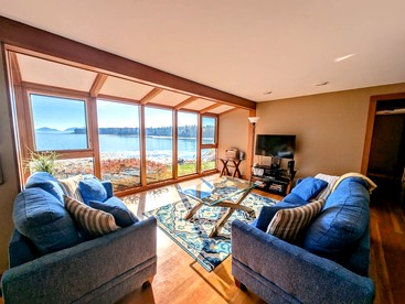 Charming Waterfront Sea Cottage with Private Beach near Bar Harbor, Hancock Maine - Hancock, Maine - glamping.directory