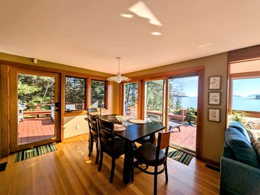 Charming Waterfront Sea Cottage with Private Beach near Bar Harbor, Hancock Maine - Hancock, Maine - glamping.directory