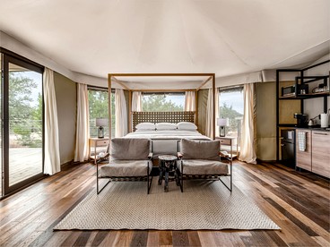 Beautiful Glamping Lodge with Mini-Bar and Fire Pit for an Unforgettable Escape in Stonewall, Texas - Stonewall, Texas - glamping.directory