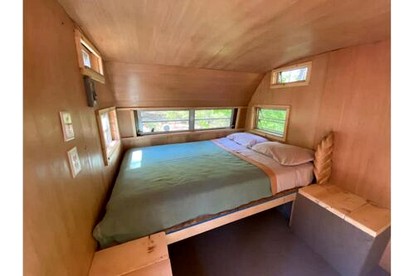 Vintage Camper Rental for Secluded Getaway in Chatham Hills, New Hampshire - Chatham, New Hampshire - glamping.directory