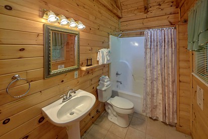 Romantic Escape in Pittman Center, Tennessee in Fully-Equipped Cabin with Hot Tub and Games Room - Pittman Center, Tennessee - glamping.directory