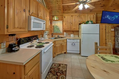 Romantic Escape in Pittman Center, Tennessee in Fully-Equipped Cabin with Hot Tub and Games Room - Pittman Center, Tennessee - glamping.directory