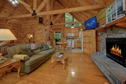 Romantic Escape in Pittman Center, Tennessee in Fully-Equipped Cabin with Hot Tub and Games Room - Pittman Center, Tennessee - glamping.directory