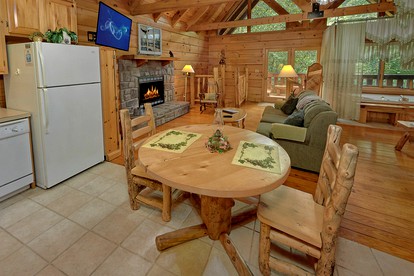Romantic Escape in Pittman Center, Tennessee in Fully-Equipped Cabin with Hot Tub and Games Room - Pittman Center, Tennessee - glamping.directory
