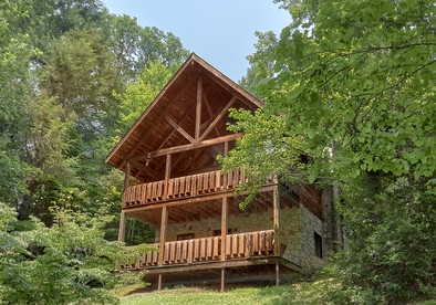 Romantic Escape in Pittman Center, Tennessee in Fully-Equipped Cabin with Hot Tub and Games Room - glamping.directory