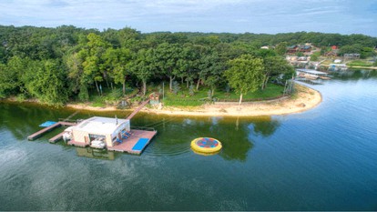 Amazing Villa Rental on Grand Lake O' the Cherokees near Tulsa, Oklahoma - Eucha, Oklahoma - glamping.directory