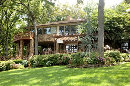 Amazing Villa Rental on Grand Lake O' the Cherokees near Tulsa, Oklahoma - glamping.directory