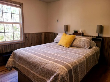 Cute Cabin Surrounded by Trees for a Relaxing Getaway in Nature, the Perfect Base for Exploring the Great Smoky Mountains in Tennessee - Cosby, Tennessee - glamping.directory