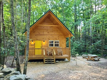 Cute Cabin Surrounded by Trees for a Relaxing Getaway in Nature, the Perfect Base for Exploring the Great Smoky Mountains in Tennessee - glamping.directory