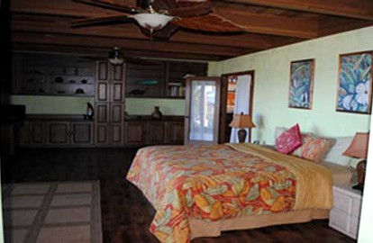 Relaxing Beachfront Villa for Large Groups on Moloka'i, Hawaii - glamping.directory