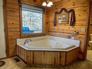 Beautiful Cabin Suitable for Families with Back Porch in Ohio - Millersburg, Ohio - glamping.directory
