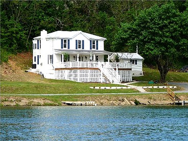 Shenandoah Getaways in this Stunning Riverside Rental for Romantic Escapes to Virginia - glamping.directory