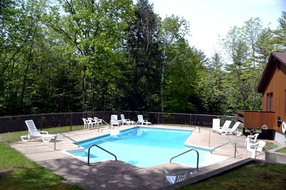 Impressive Secluded Cabin with Gorgeous Sights and Swimming Pool in Bartlett, New Hampshire - Bartlett, New Hampshire - glamping.directory