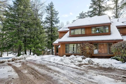 Impressive Secluded Cabin with Gorgeous Sights and Swimming Pool in Bartlett, New Hampshire - Bartlett, New Hampshire - glamping.directory