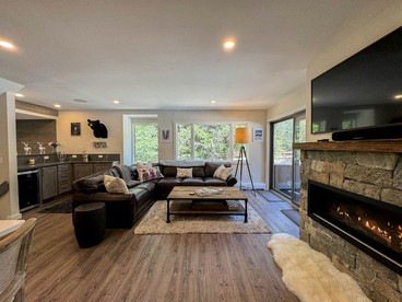 Impressive Secluded Cabin with Gorgeous Sights and Swimming Pool in Bartlett, New Hampshire - Bartlett, New Hampshire - glamping.directory
