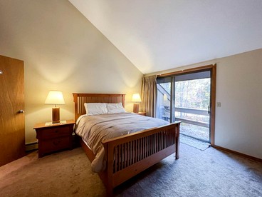 Impressive Secluded Cabin with Gorgeous Sights and Swimming Pool in Bartlett, New Hampshire - Bartlett, New Hampshire - glamping.directory