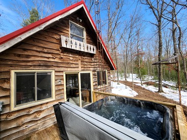 Secluded Luxury Cabin with Hot Tub on 10 Private Acres near Trails in Reed City, Michigan - Reed City, Michigan - glamping.directory