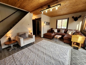 Secluded Luxury Cabin with Hot Tub on 10 Private Acres near Trails in Reed City, Michigan - Reed City, Michigan - glamping.directory