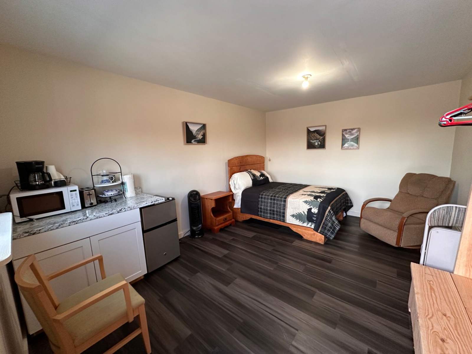Eagles Nest Dry Cabins - Homer, Alaska - glamping.directory