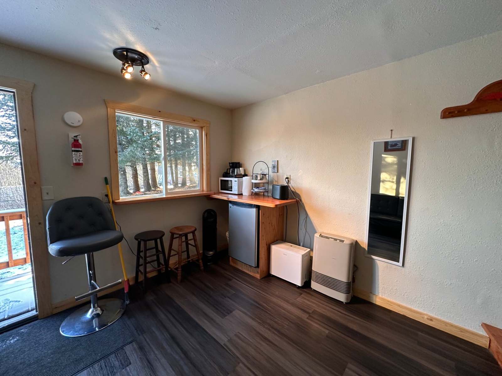 Eagles Nest Dry Cabins - Homer, Alaska - glamping.directory