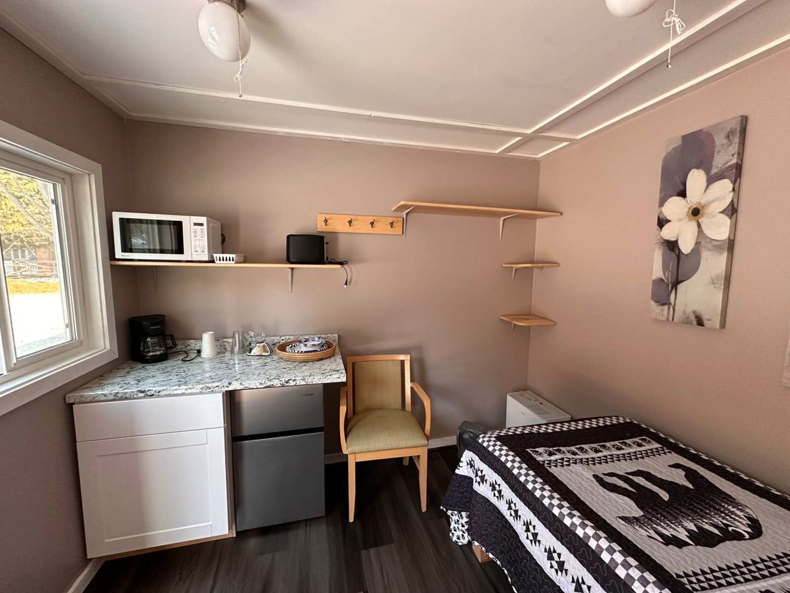 Eagles Nest Dry Cabins - Homer, Alaska - glamping.directory