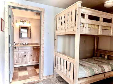 Incredible Peaceful Cottage with Barbecue in Whitehall, Montana - Whitehall, Montana - glamping.directory