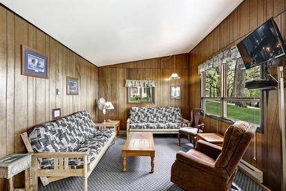 Charming Pet Friendly Cabin for 8 in Fergus Falls, Minnesota - Fergus Falls, Minnesota - glamping.directory