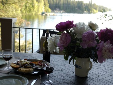 Secluded and Spacious Family Cabin Rental on Hayden Lake, Idaho - Hayden, Idaho - glamping.directory