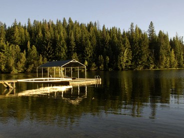 Secluded and Spacious Family Cabin Rental on Hayden Lake, Idaho - Hayden, Idaho - glamping.directory