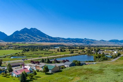 Fantastic Tiny Cabin for a Unique Escape in the Heart of Paradise Valley in Emigrant, Montana - Emigrant, Montana - glamping.directory
