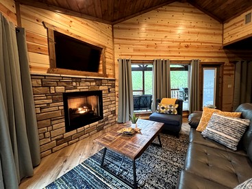 Serene Luxury Cabin Retreat with Private Hot Tub near Broken Bow Lake, Hochatown Oklahoma - Broken Bow, Oklahoma - glamping.directory