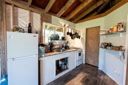 Cozy Rainforest Cottage with Tropical Charm near Hawaiʻi Volcanoes National Park, Big Island HI - Volcano, Hawaii - glamping.directory
