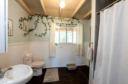 Cozy Rainforest Cottage with Tropical Charm near Hawaiʻi Volcanoes National Park, Big Island HI - Volcano, Hawaii - glamping.directory