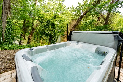Magical Secluded Tiny House with Hot-tub and Fire Pit in Luray, Virginia - Luray, Virginia - glamping.directory
