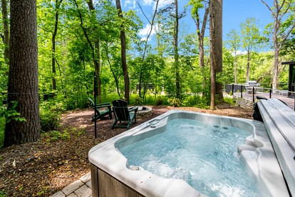 Magical Secluded Tiny House with Hot-tub and Fire Pit in Luray, Virginia - Luray, Virginia - glamping.directory