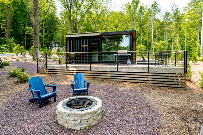 Magical Secluded Tiny House with Hot-tub and Fire Pit in Luray, Virginia - Luray, Virginia - glamping.directory